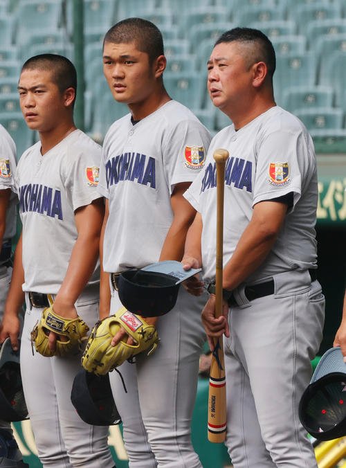 甲子園練習で整列して脱帽する横浜の阿部葉主将(中央)。右は村田監督(撮影･上山淳一)