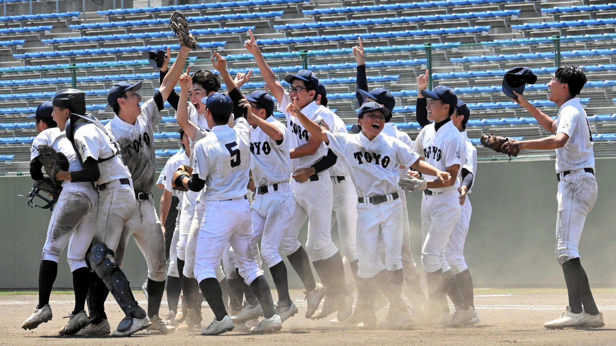 初優勝を決めて喜ぶ東洋大牛久の選手たち=2025年8月3日、エイジェックスタジアム、由利英明撮影