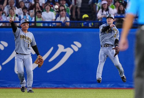 ヤクルト対阪神　2回裏ヤクルト1死一、二塁、赤羽の打球を捕球した後、二塁へ送球する二塁手中野。左は右翼手森下(撮影･鈴木みどり)