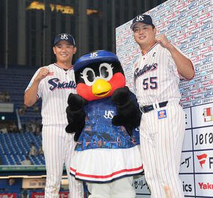 ヤクルト対阪神　お立ち台でガッツポーズの村上(右)と奥川(撮影･井上学)