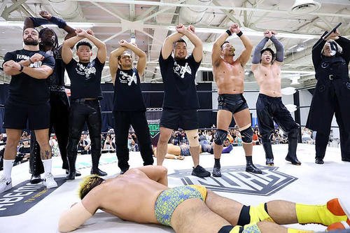 倒れた征矢学をあざ笑うチーム2000Xの(左から)ジャック･モリス、ヌル、オオワダサン、タダスケ、マサ北宮、杉浦貴、OZAWA、ヨシ･タツ(タダスケのXから)