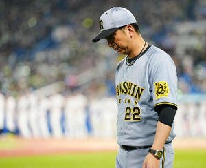 ヤクルト対阪神　ヤクルトに敗れ、うつむきながら引き上げる阪神藤川監督(撮影･鈴木みどり)