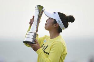 全英女子オープンで優勝しトロフィーにキスをする山下美夢有(AP)