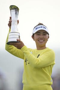 全英女子オープンで優勝しトロフィーを掲げる山下美夢有(AP)