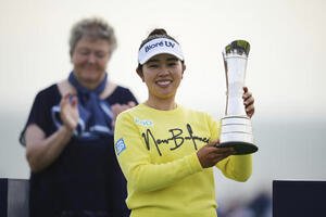 全英女子オープンで優勝しトロフィーを掲げる山下美夢有(AP)