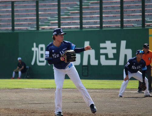 慶大との練習試合に投げる西武杉山(撮影･金子真仁)