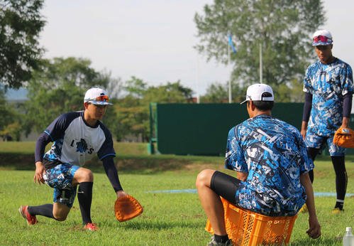 朝から木村コーチのゴロ捕球ドリルを受ける西武沢田(左)とオケム(右)(撮影･金子真仁)