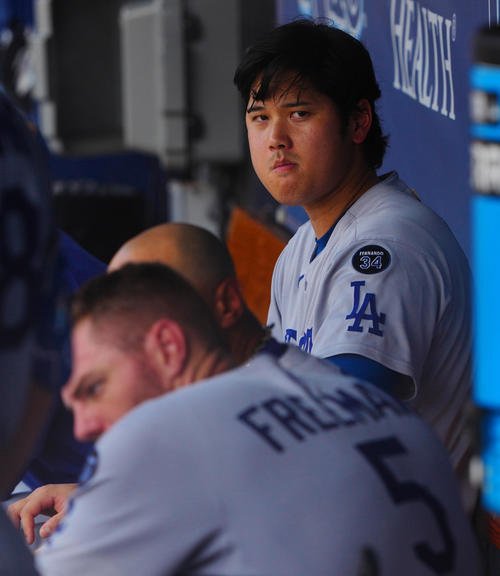 レイズ対ドジャース　ベンチで渋い表情のドジャース大谷。手前はフリーマン(撮影･垰建太)