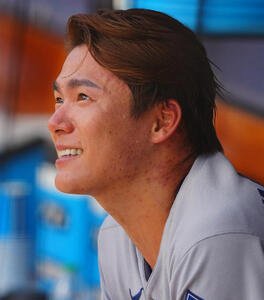 レイズ対ドジャース　ベンチで汗をかきながら笑顔を見せるドジャース先発の山本(撮影･垰建太)