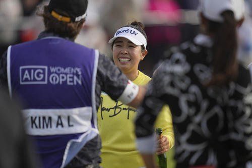 優勝した山下美夢有を祝福するキム･アリムら(AP)