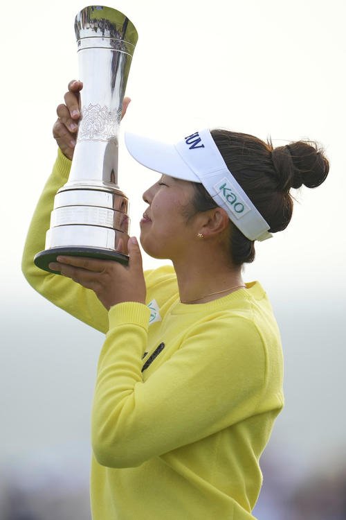 全英女子オープンの優勝トロフィーにキスをする山下美夢有(AP)