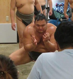 稽古を再開し、すり足を繰り返した朝乃山