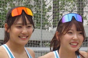 菊地真結(左)と衣笠乃愛(2023年4月撮影)