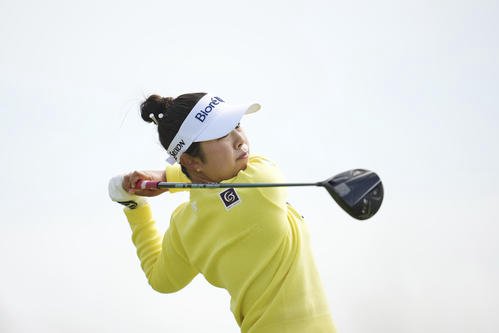 2番、ティーショットを放つ山下美夢有(AP)