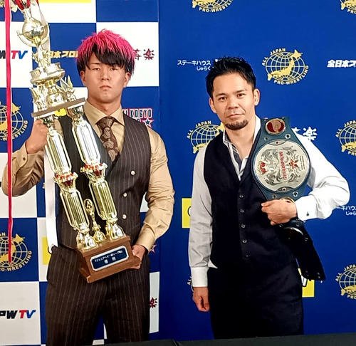 青柳亮生(左)が紹介した松本市のソウルフード｢山賊焼き｣について｢山賊揚げでは？｣と世界ジュニア王者吉岡世起(右)が疑問を呈し、遺恨が勃発！？