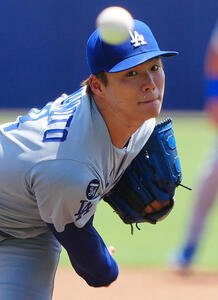 レイズ対ドジャース　汗を飛ばし力投するドジャース先発の山本(撮影･垰建太)