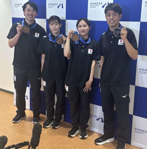 水泳の世界選手権飛び込み混合団体で銅メダルをつかみ、帰国した右から西田玲雄、金戸凜、三上紗也可、坂井丞(撮影･松本航)