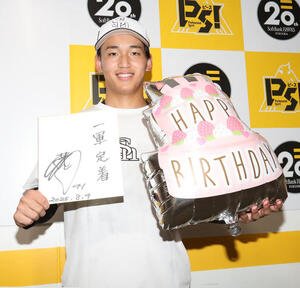 20歳の誕生日を迎えた前田悠は｢一軍定着｣の目標を色紙に記し笑顔(撮影･梅根麻紀)