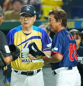 ザ･プレミアム･モルツ球団対ドリーム･ヒーローズ　試合前、メンバー表の交換をするザ･プレミアム･モルツ球団山本監督(左)とドリーム･ヒーローズ田尾監督(撮影･菅敏)