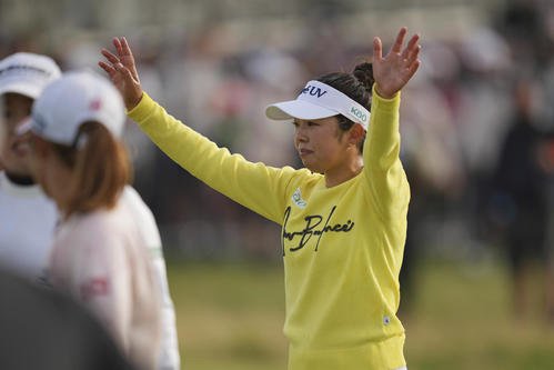 優勝してバンザイで喜ぶ山下美夢有(AP)