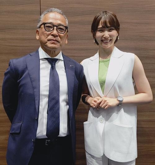 アメリカンフットボール国内最高峰Xリーグの会見に出席した公式アンバサダーの姫子(右)と日本社会人協会の並河研理事長(撮影･木下淳)