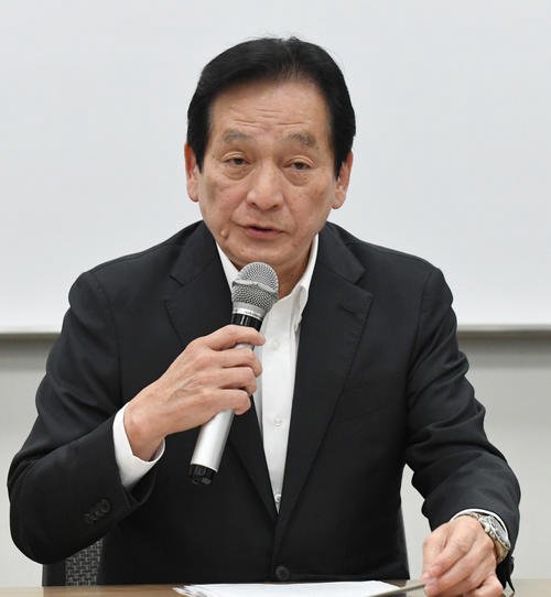 ｢セ･リーグDH制導入｣に関する発表会見　会見する広島の鈴木理事長(代表撮影)