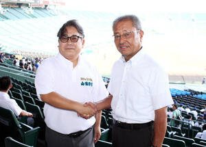 握手する山梨学院･吉田監督(左)と聖光学院･斎藤監督(撮影･木村有優)