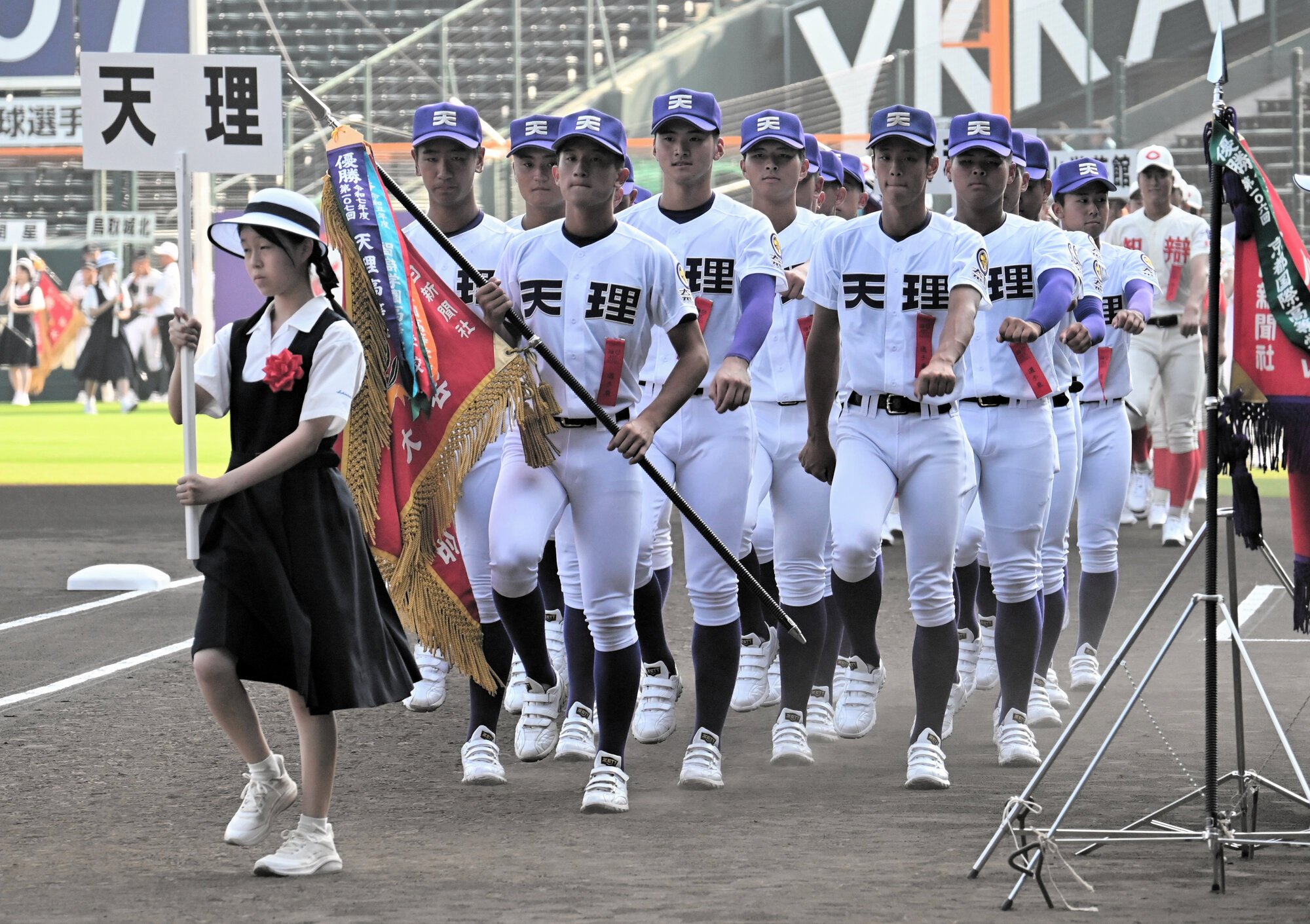 開会式のリハーサルで行進する天理の選手ら=2025年8月4日午後4時17分、兵庫県西宮市の阪神甲子園球場、周毅愷撮影
