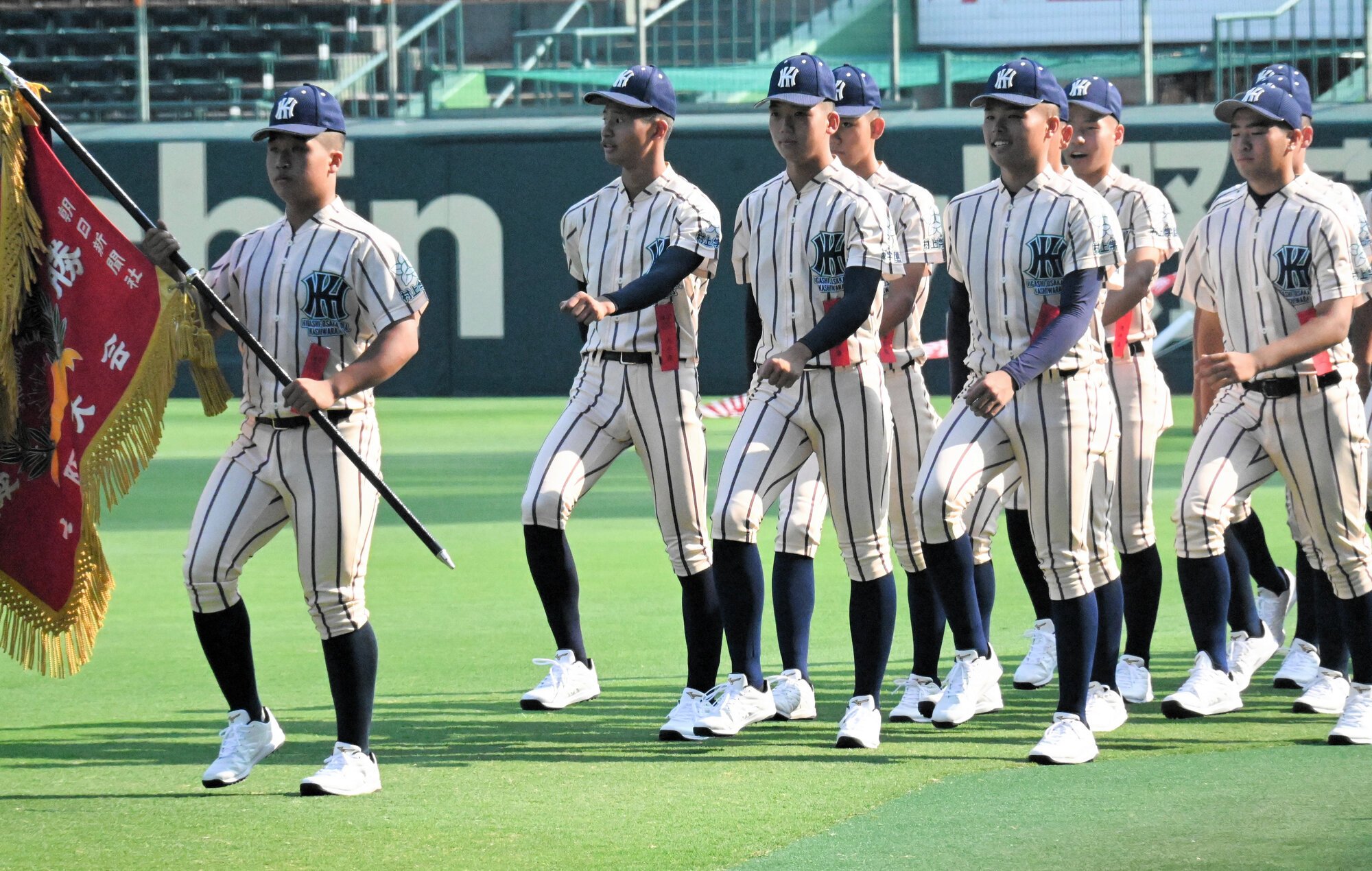 開会式のリハーサルで行進する東大阪大柏原の野球部員=2025年8月4日午後4時23分、甲子園球場、渡邊萌々香撮影