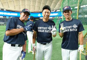 ザ･プレミアム･モルツ球団対ドリーム･ヒーローズ　試合前、記念写真に納まる、左から福留孝介、宮本慎也、松井稼頭央(撮影･菅敏)
