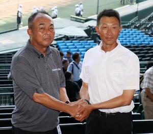 大会を前に顔を合わせ握手する西日本短大付の西村監督と金足農の中泉監督(撮影･加藤哉)