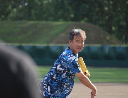 3軍夏合宿では打撃投手役でも奮闘する西武潮崎シニアアドバイザー(撮影･金子真仁)