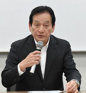 ｢セ･リーグDH制導入｣に関する発表会見　会見する広島の鈴木理事長(代表撮影)
