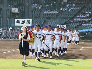 高校野球開会式リハーサルで行進する金足農ナイン(撮影･増田悦実)
