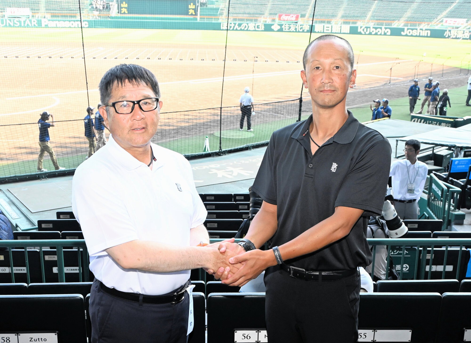 7日に対戦する広陵の中井哲之監督(左)と旭川志峯の山本博幸監督=2025年8月4日午後3時27分、阪神甲子園球場、遠藤花撮影