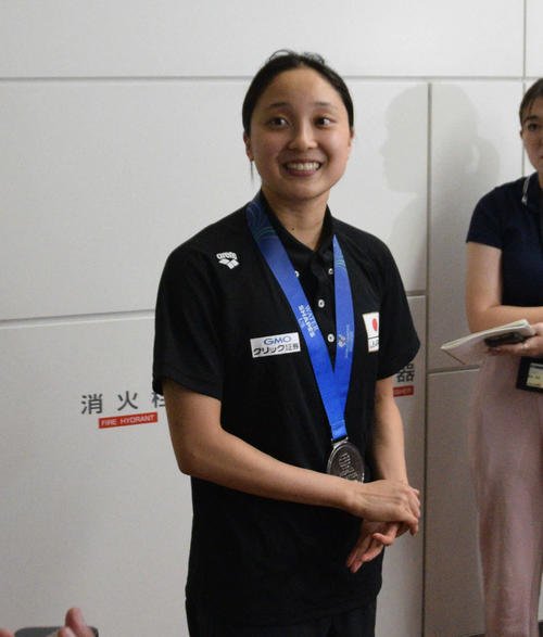 帰国後、取材に応じた成田(撮影･泉光太郎)