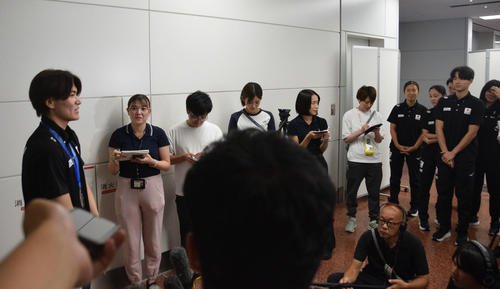 取材中の記者に混じり、質問した村佐(右端)と回答した松下(左端)(撮影･泉光太郎)