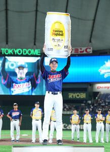ザ･プレミアム･モルツ球団対ドリーム･ヒーローズ　スーパープレー賞に選ばれ、記念品を手に笑顔を見えるドリーム･ヒーローズ能見(撮影･菅敏)