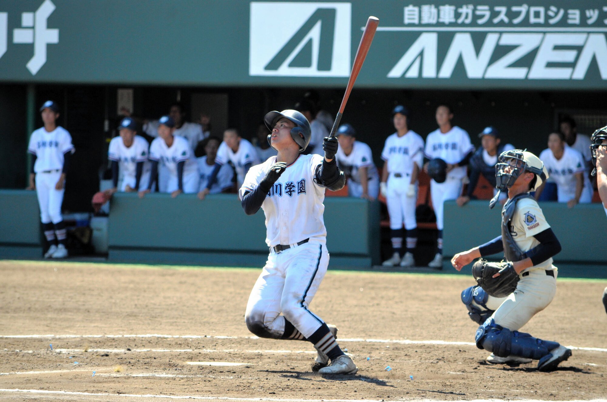 山口大会の準々決勝で左越え適時二塁打を放つ遠矢文太主将=2025年7月22日午後2時51分、山口マツダ西京、三沢敦撮影