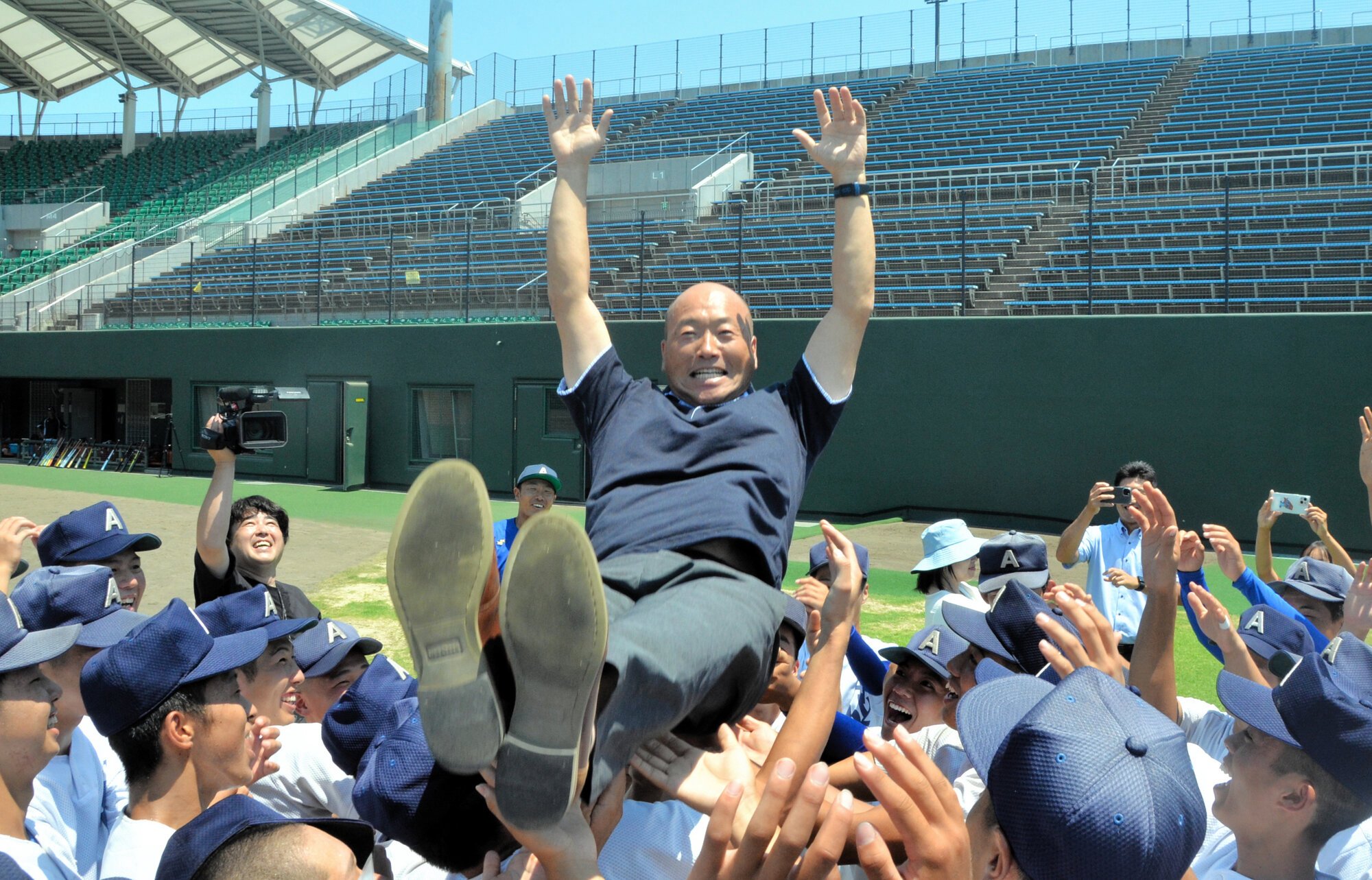 甲子園初出場を決めた滋賀大会決勝の4日後、決勝の舞台になったマイネットスタジアム皇子山で長岡高弘さんが綾羽の選手たちに胴上げされた=2025年7月30日午前11時53分、大津市、仲程雄平撮影