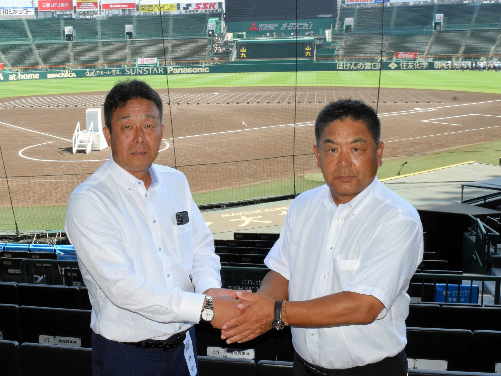 健闘を誓い合う創成館の稙田龍生監督(右)と小松大谷の西野貴裕監督=2025年8月4日午後2時38分、兵庫県西宮市、菅野みゆき撮影