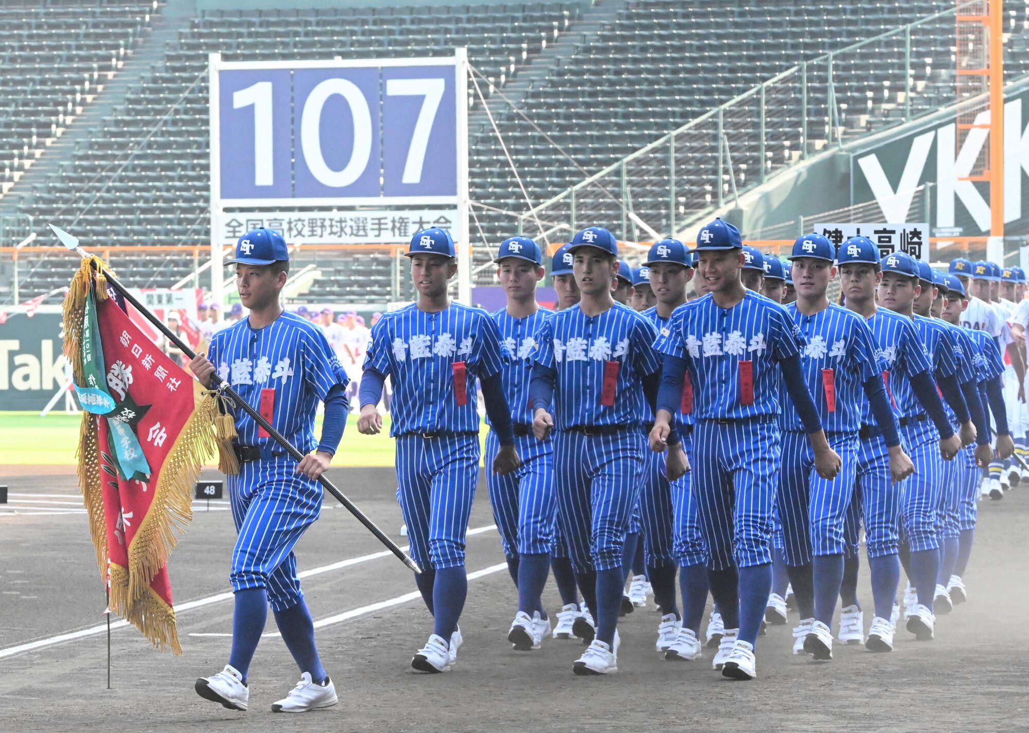 開会式リハーサルで入場行進の練習をする青藍泰斗の選手たち=2025年8月4日、阪神甲子園球場、津布楽洋一撮影