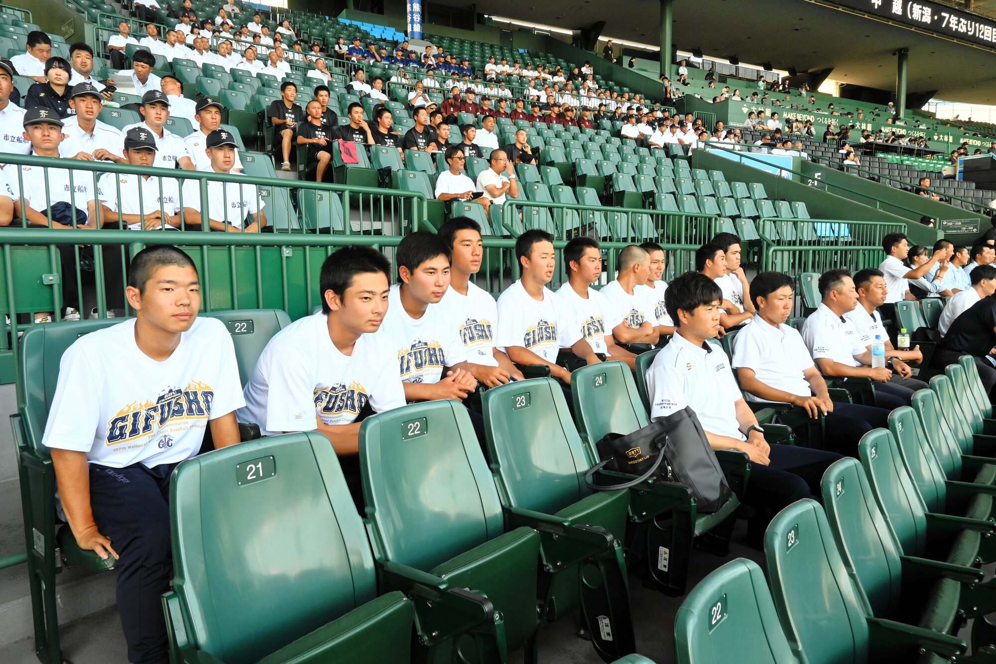 開会式のリハーサルを見つめる部員たち=2025年8月4日午後4時16分、阪神甲子園球場、高原敦撮影