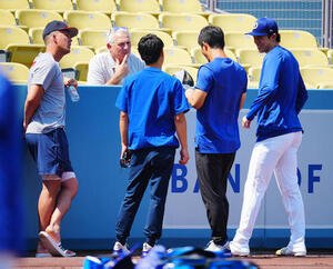 ドジャース対カージナルス　試合前、談笑するカージナルスのヌートバー(左)とドジャース佐々木(右)(撮影･垰建太)