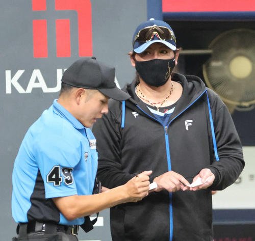 オリックス対日本ハム　8回の攻撃を終え、選手交代を告げる日本ハム新庄監督(撮影･西尾就之)