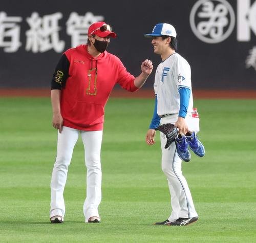 日本ハム対西武　新庄監督と話す北山(撮影･黒川智章)