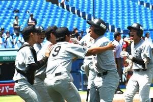 7回裏2死満塁、世田谷西の草野はサヨナラ打を放ちナインに迎えられた(撮影･久我悟)