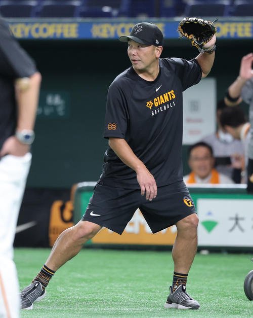 巨人対ヤクルト　練習中に打撃のポーズをとる巨人阿部監督(撮影･野上伸悟)