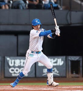 日本ハム対西武　3回裏日本ハム無死一塁、右前打を放つ奈良間(撮影･黒川智章)