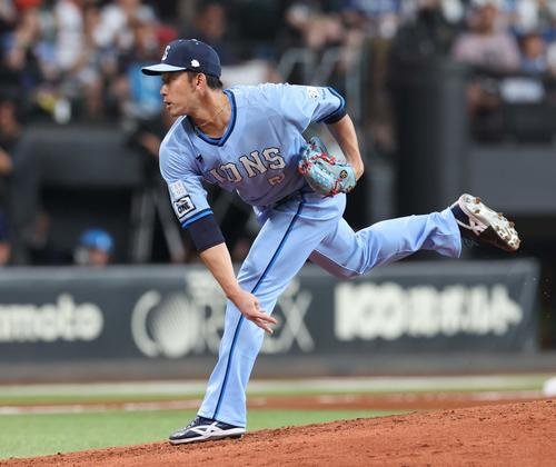 日本ハム対西武　4回途中から登板の中村祐(撮影･黒川智章)